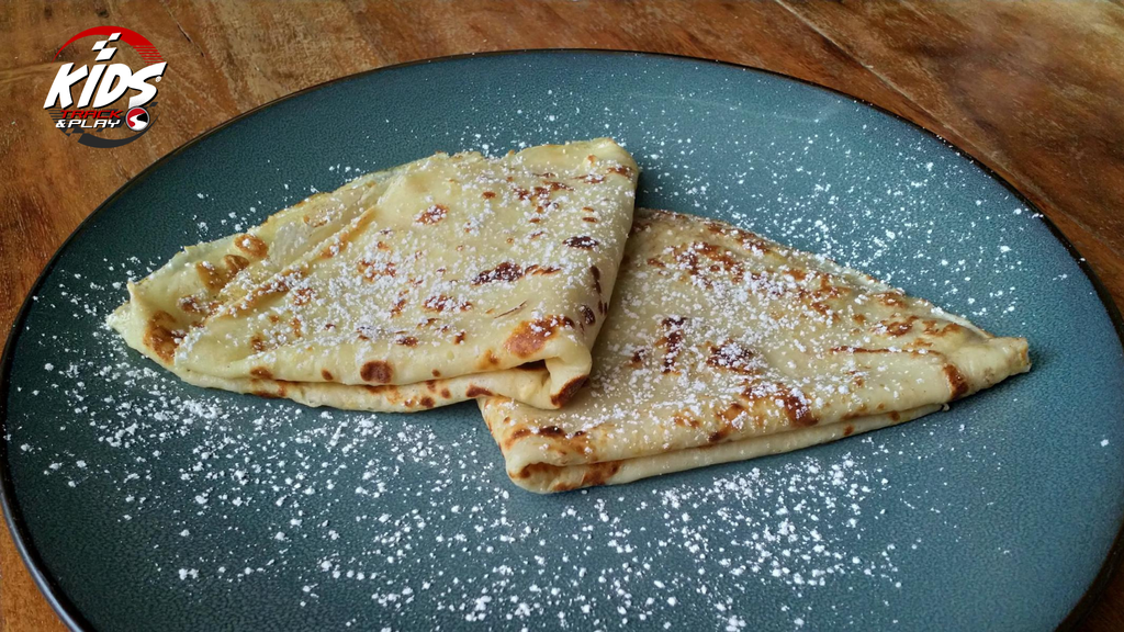 Twee pannenkoeken met suiker en een drankje